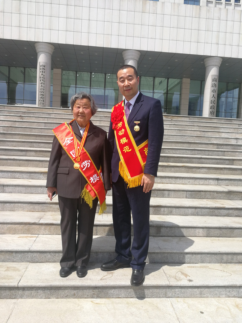 东正公司董事长任战洲同志获“商洛市劳动模范”光荣称号